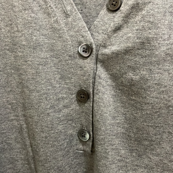 Gap gray v-neck sweater (sz m) - Picture 5 of 11